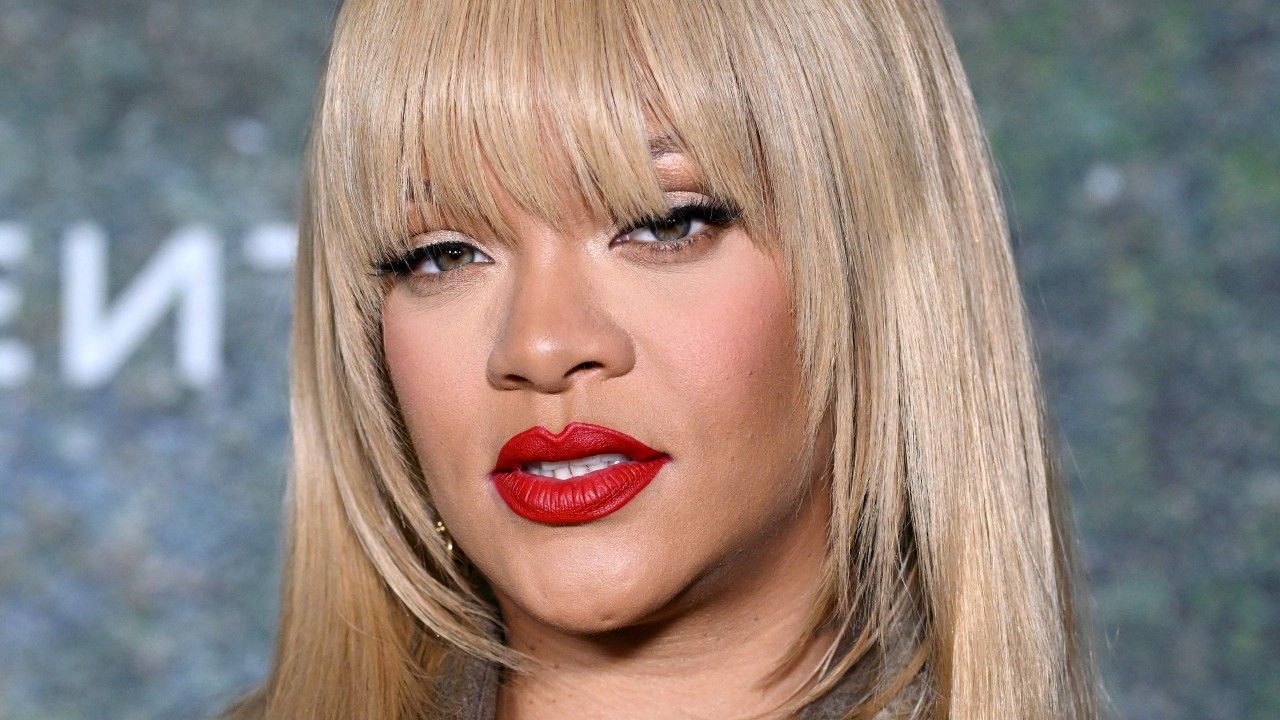 Rihanna wearing blonde hair