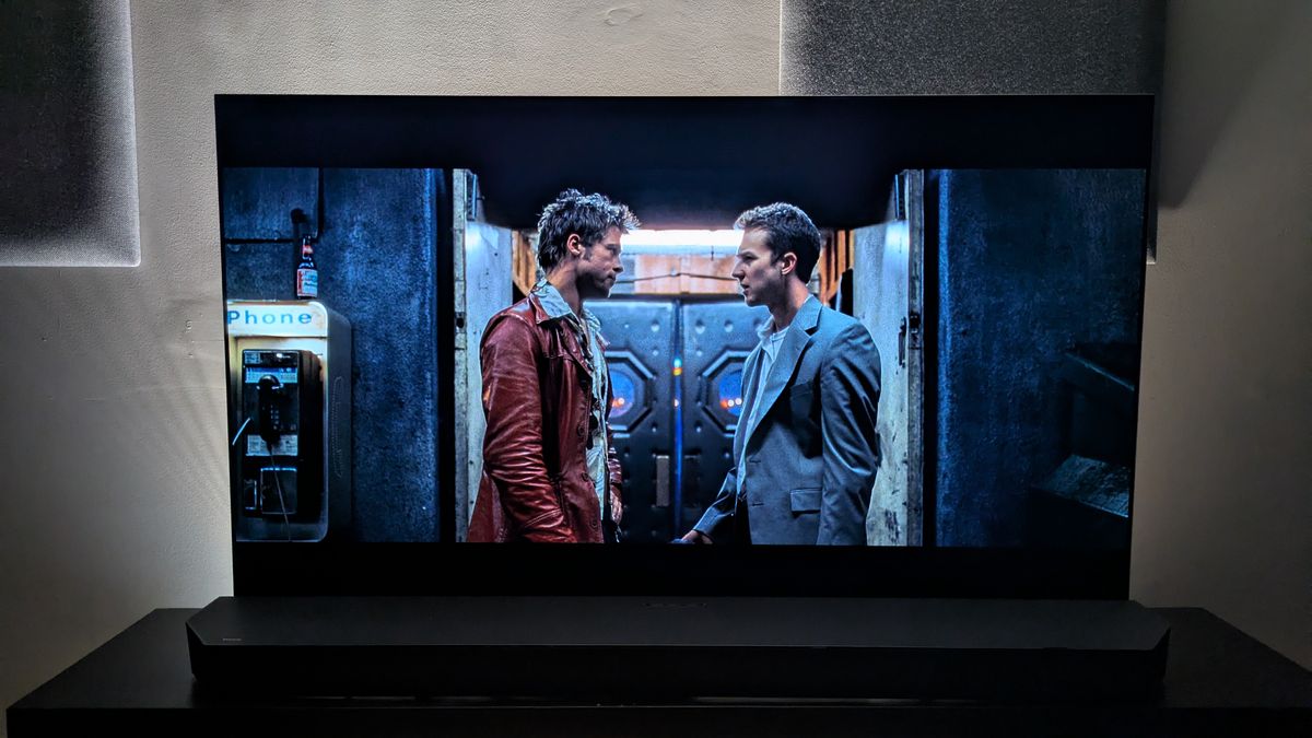 A shot of Tyler and the narrator stood outside Lou's bar from Fight Club 4K Blu-ray on LG G5. The color of Tyler's jacket is bold but natural and there's good highlights of the bar's entrance