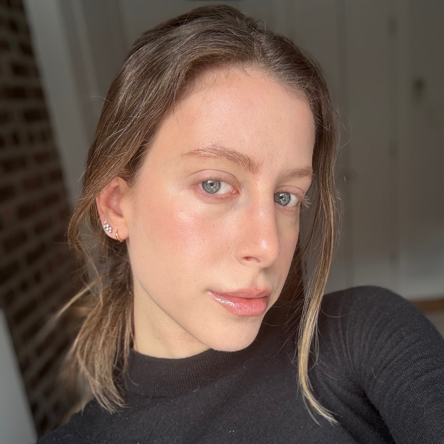 Photo of Jamie Schneider wearing glowy makeup