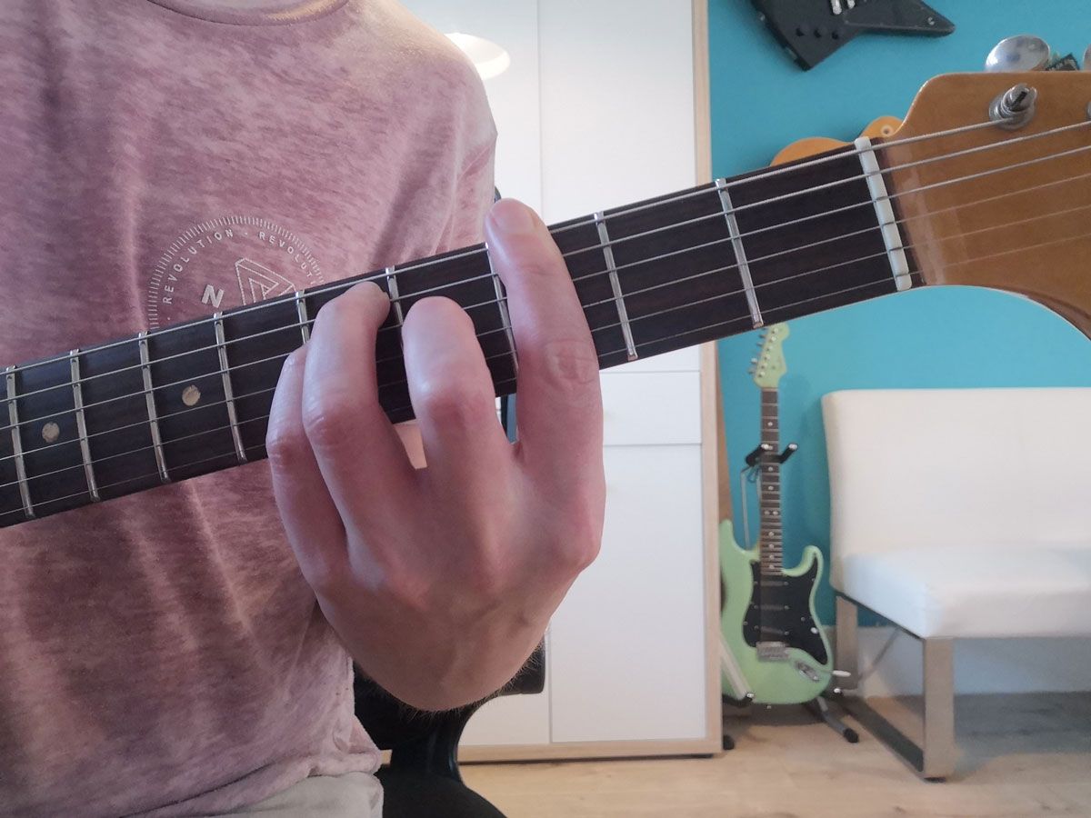 How to play the G chord on guitar