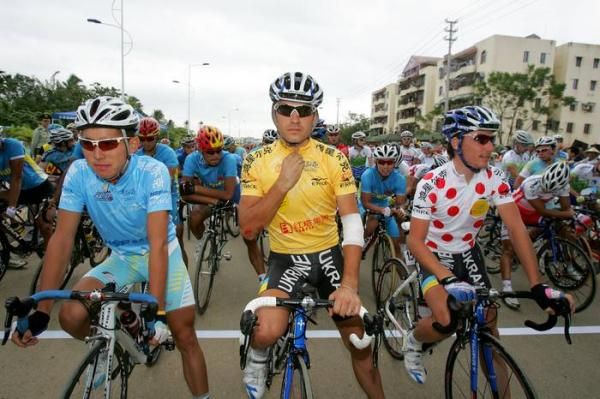 The jersey wearers at the front on the start line.