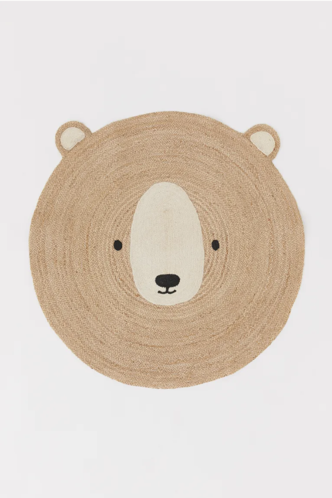 Jute childrens' rug depicting a bear face from H&M Home.