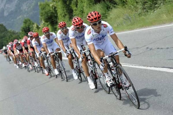 Acqua e Sapone pulls the peloton along