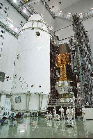 Workers Dwarfed by HTV No4 Payload Fairing Encapsulation