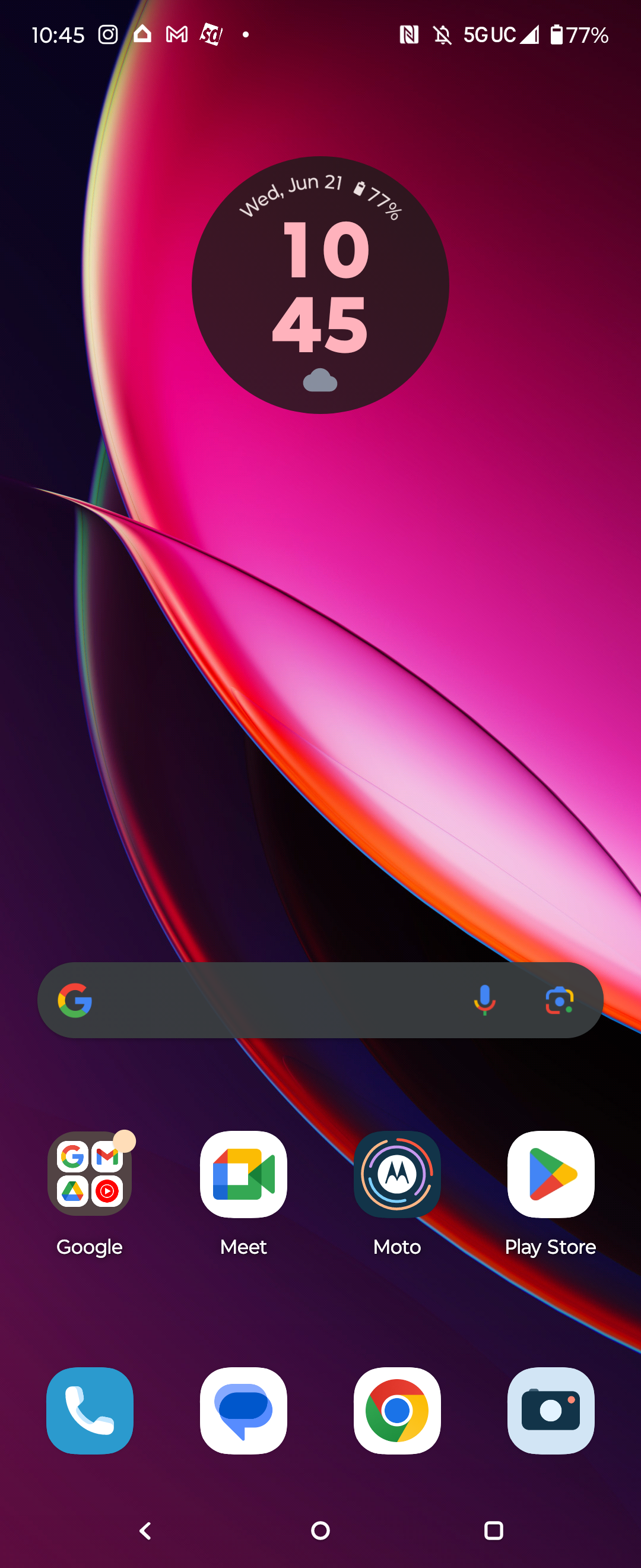 Screenshots of Android 13 on Motorola Razr+.