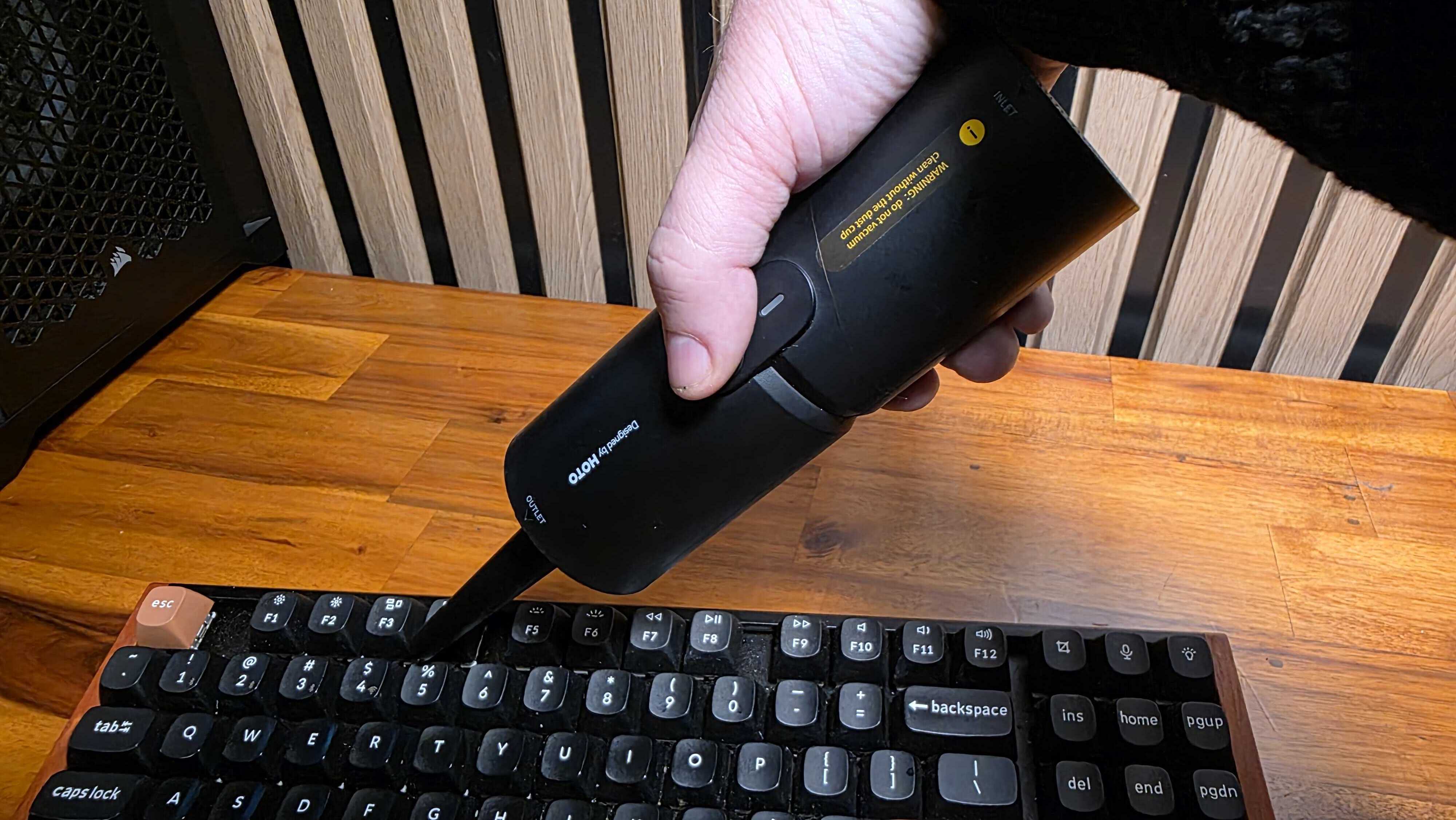 Hoto in blower mode, cleaning a keybaord