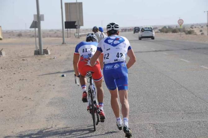 A teammate helps Nacer Bouhanni (FDJ)