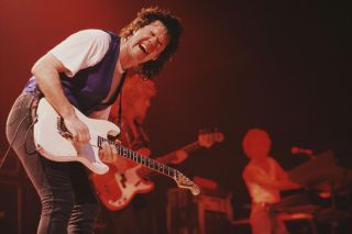 Gary Moore, possibly in difficulty