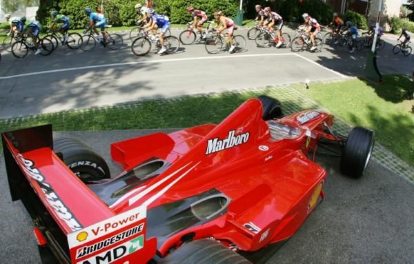 Probably more than a few members of the Giro d'Italia peloton would like the keys to this Ferrari.