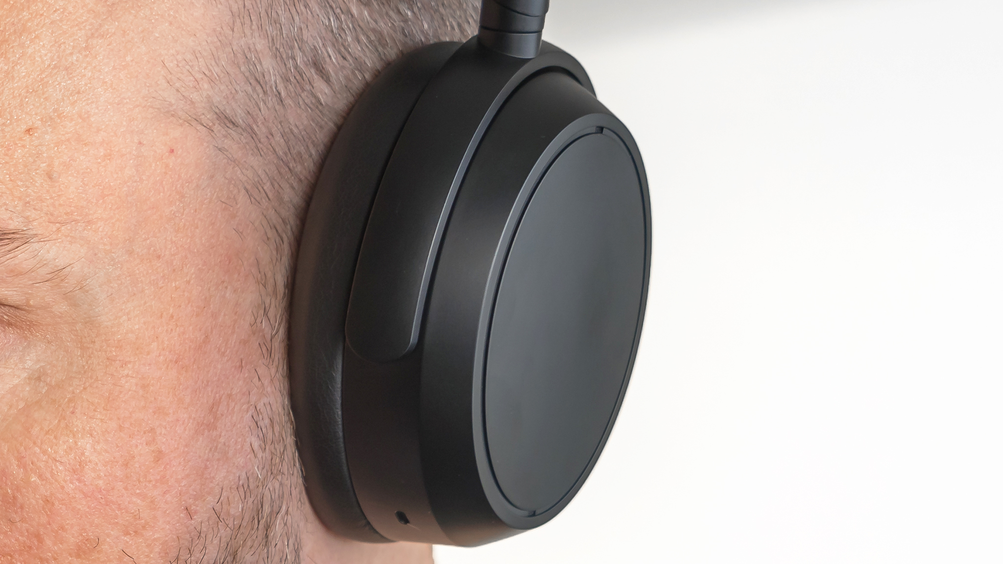 Sennheiser Momentum 4 Wireless üzerinde sol kulaklığın yakından görünümü.