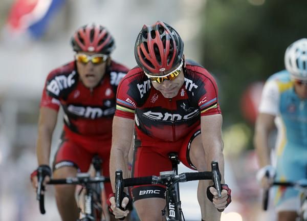 Cadel Evans (BMC) arrives at the finish in Bagn&egrave;res-de-Luchon.