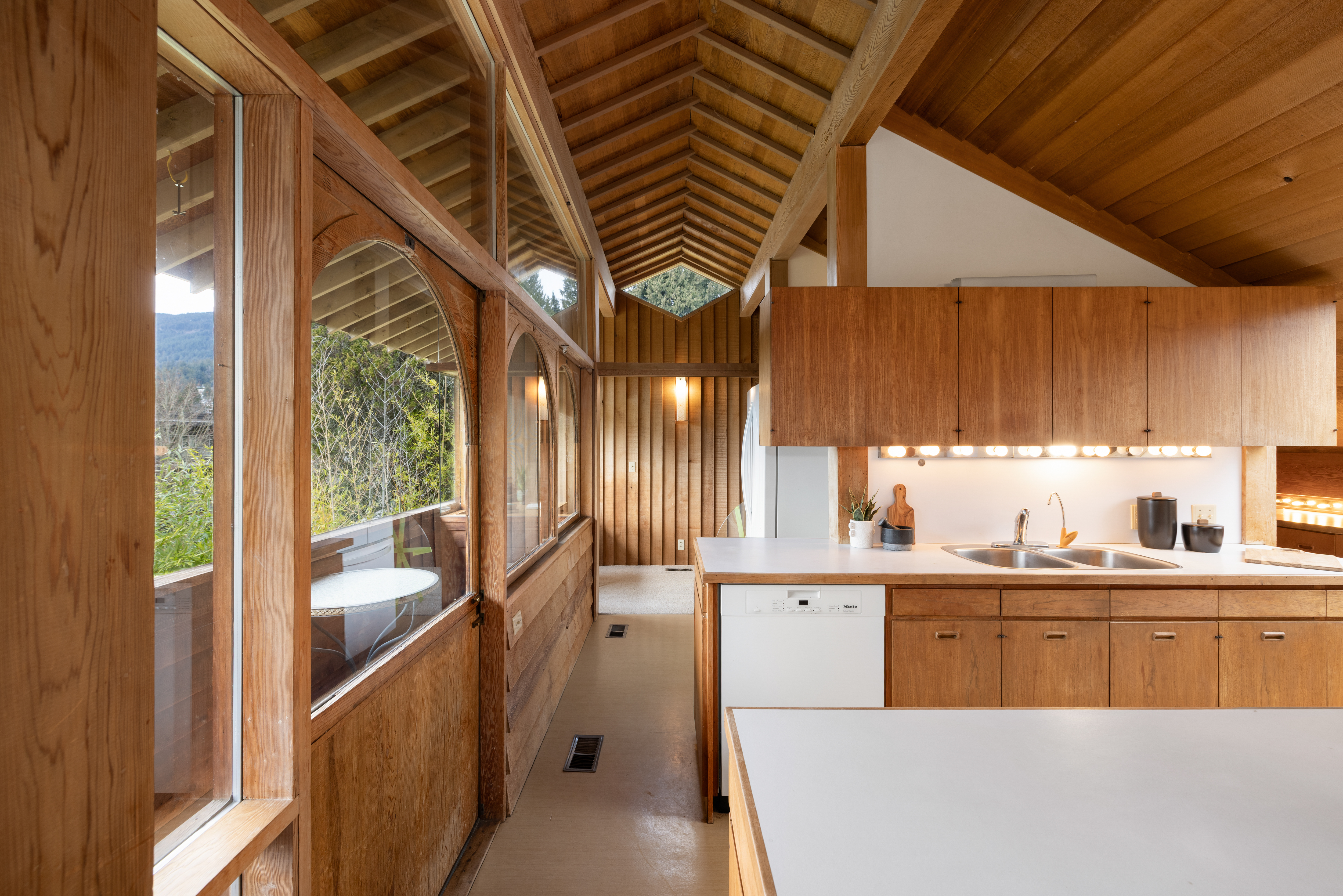 M&amp;uuml;dry House, a modernist timber residence in West Vancouver
