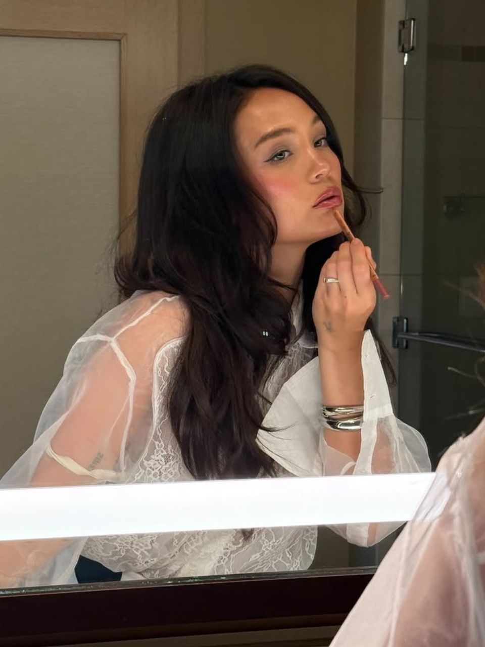 An image showing @summerrachelwarren applying lip liner