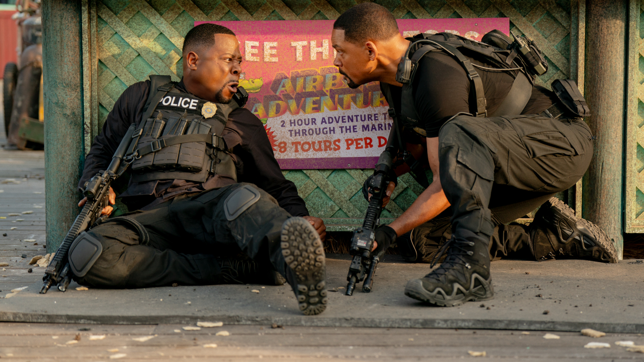 Martin Lawrence y Will Smith conversan mientras se ponen a cubierto en Bad Boys: Ride or Die.