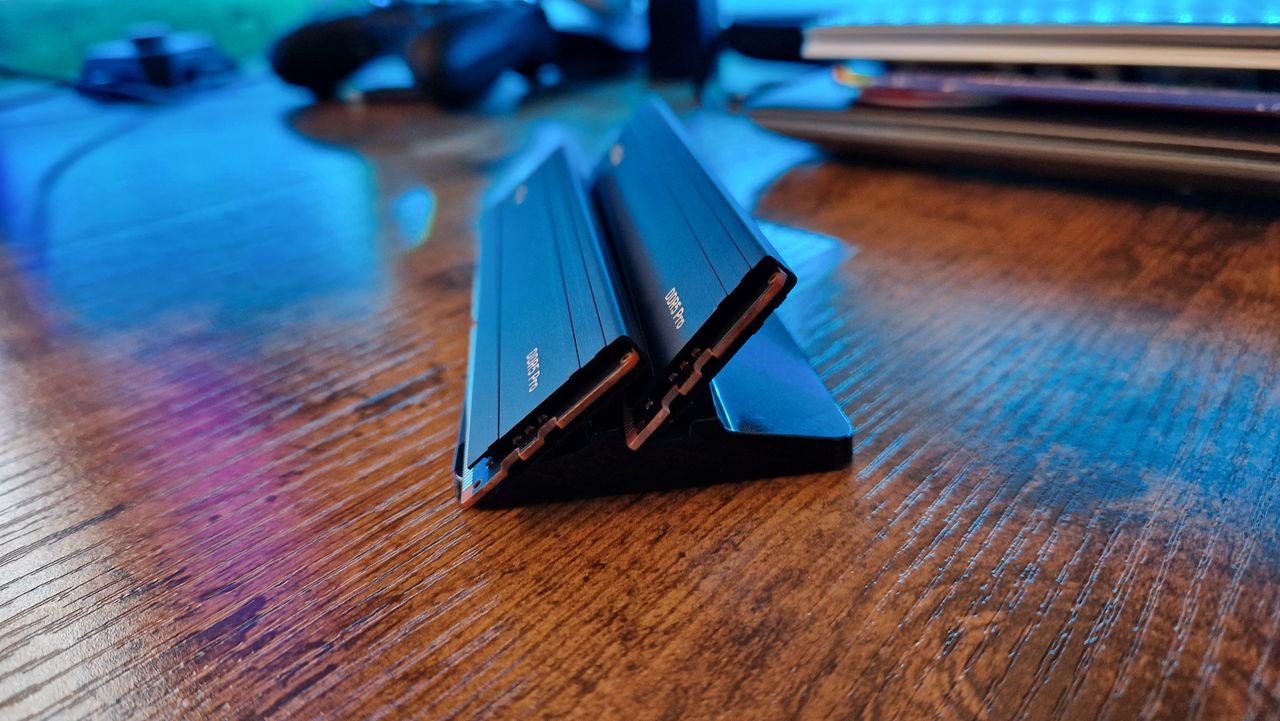 Crucial DDR5 Pro from the side, with its Aluminium heat spreader reflecting blue light off its matte surface