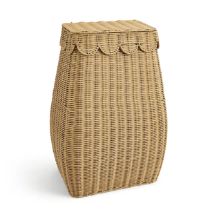 Woven laundry basket with scallop trimmed lid