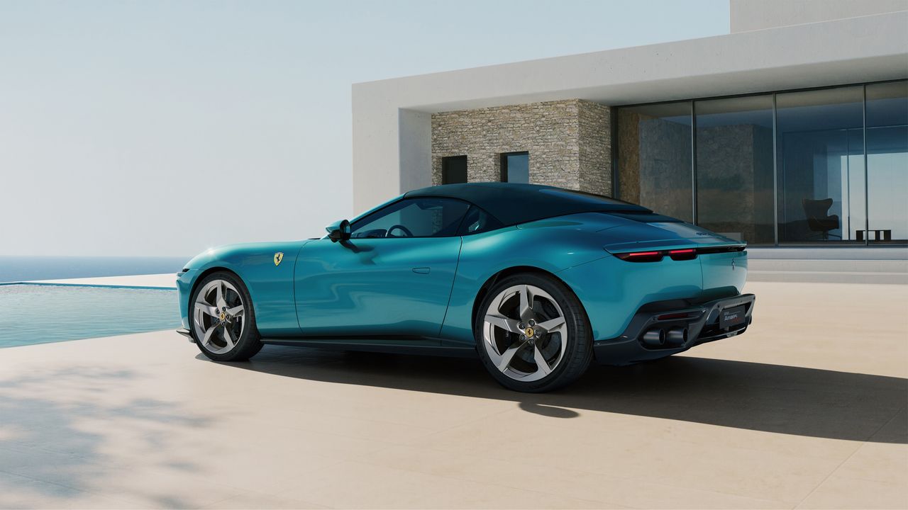 Open and closed in the new Ferrari Amalfi Spider