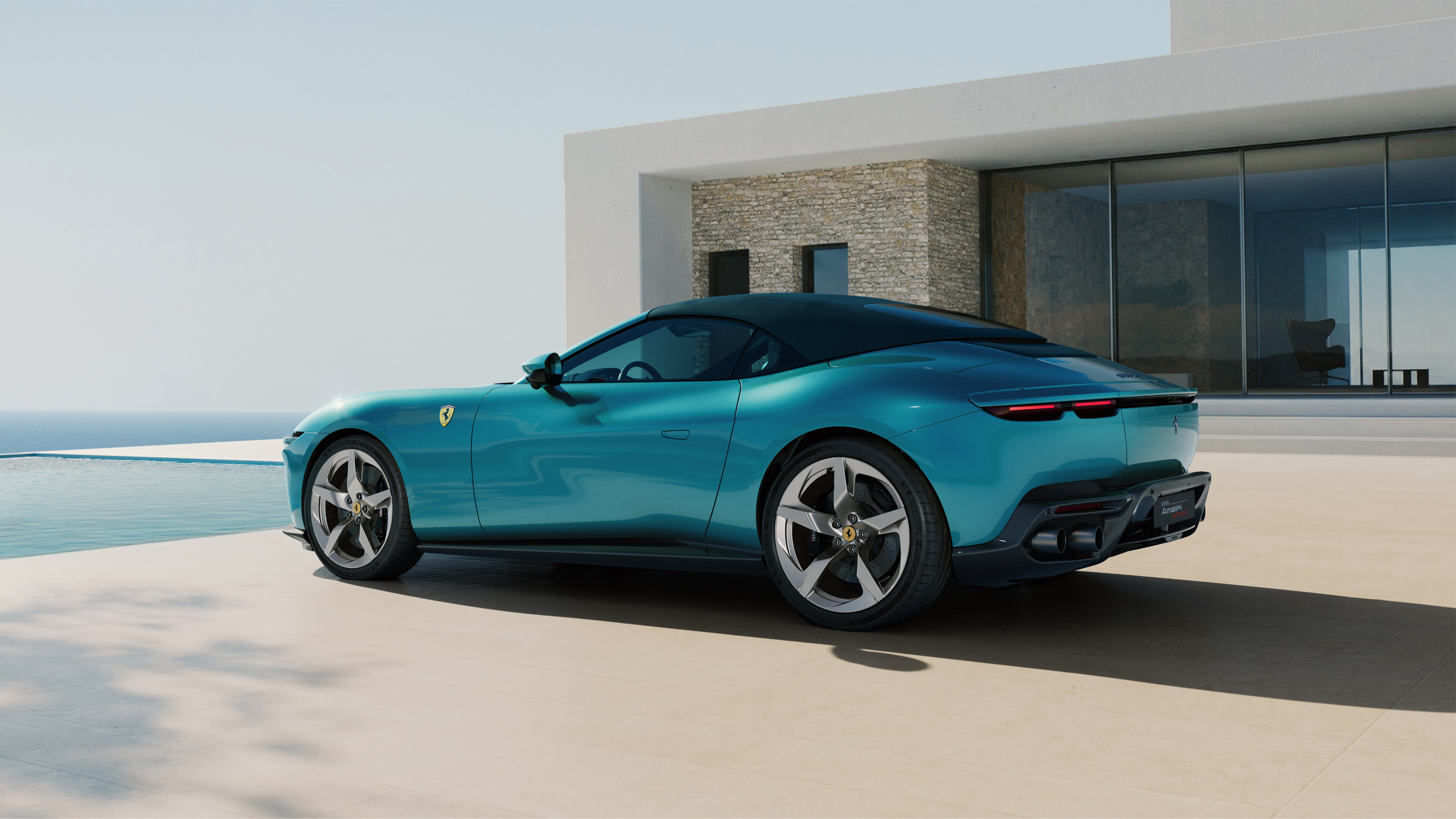 Open and closed in the new Ferrari Amalfi Spider