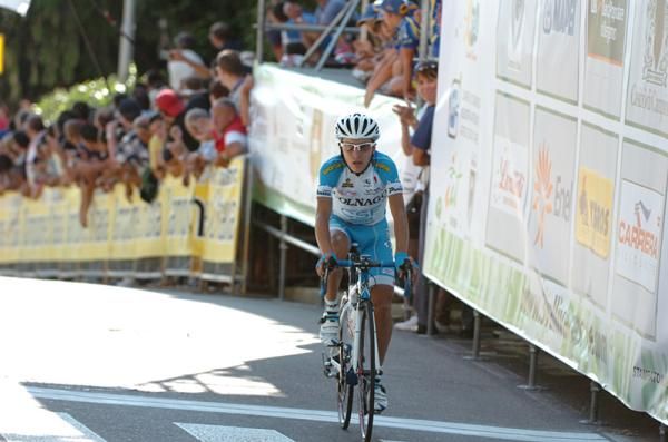 Domenico Pozzovivo (Colnago CSF Inox) comes across in second.