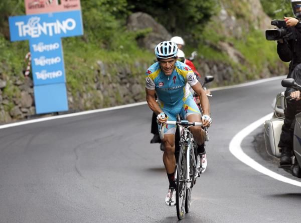 Paolo Tiralongo (Astana) on the attack in the final kilometers of stage 19