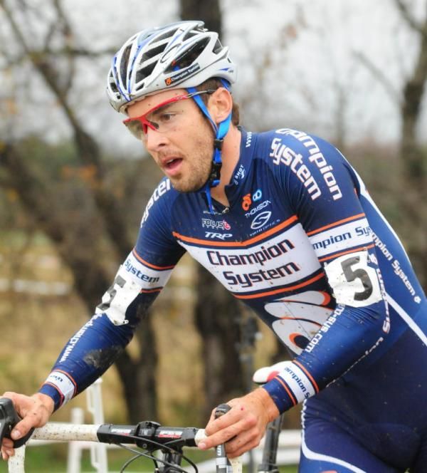 Chris Jones (Team Champion System) running in third place.