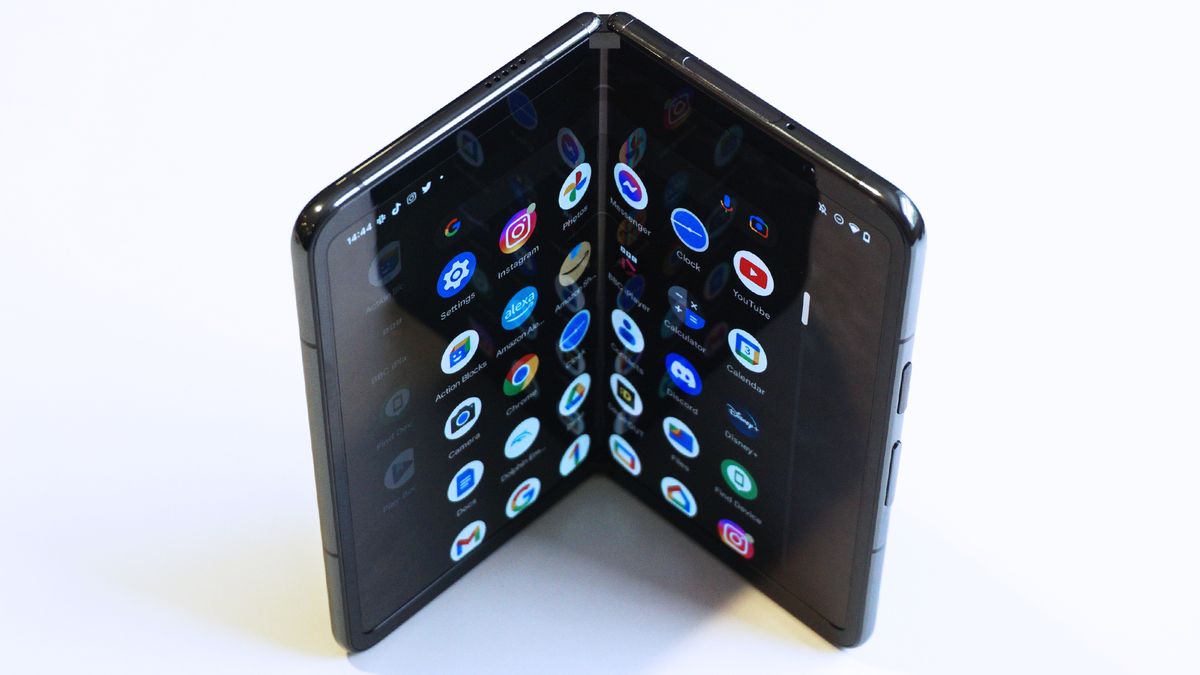 Will 2024 be the year of the foldable phone? Not if Apple doesn't dive ...