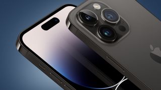 Kaksi iPhone 14 Pro -puhelinta sinisellä taustalla