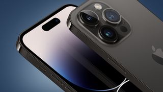 Zwei iPhone 14 Pro Telefone auf blauem Hintergrund