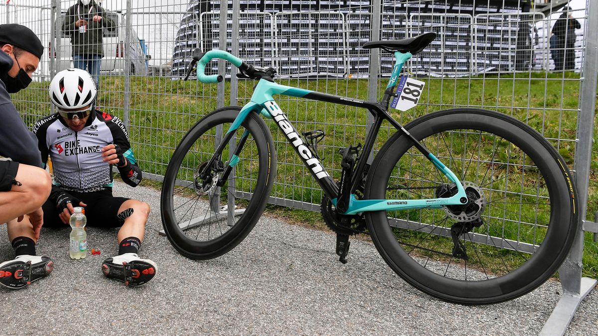 Simon Yates' bike has new wheels