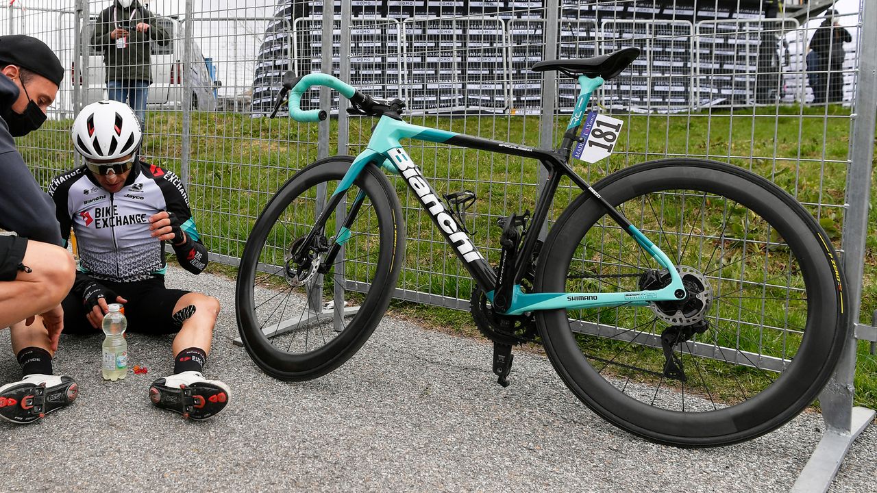 Simon Yates' bike has new wheels