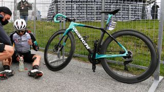 サイモン・イェーツの自転車に新しい車輪が付いている