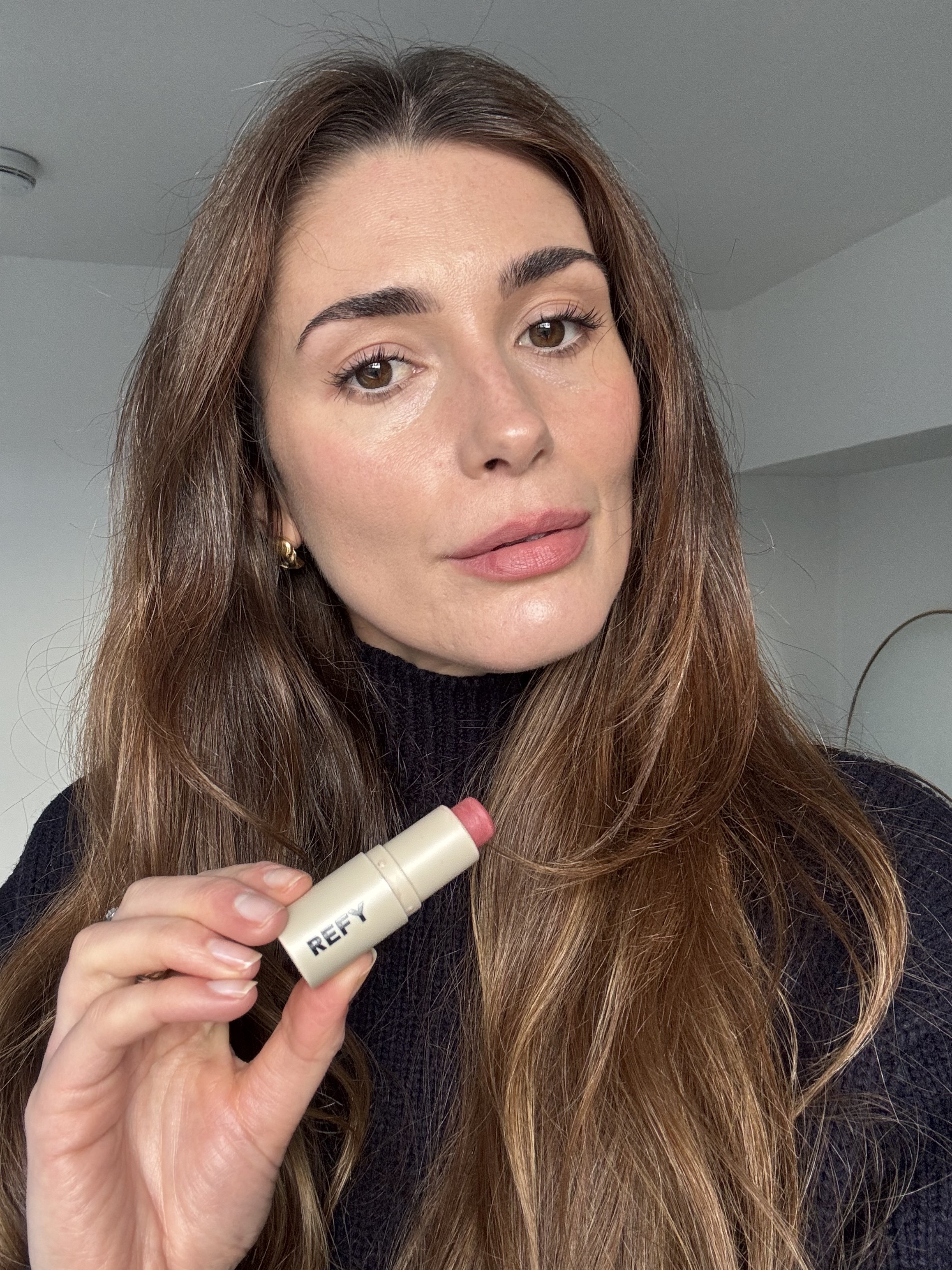 Eleanor wearing Refy lip blush in Orchid