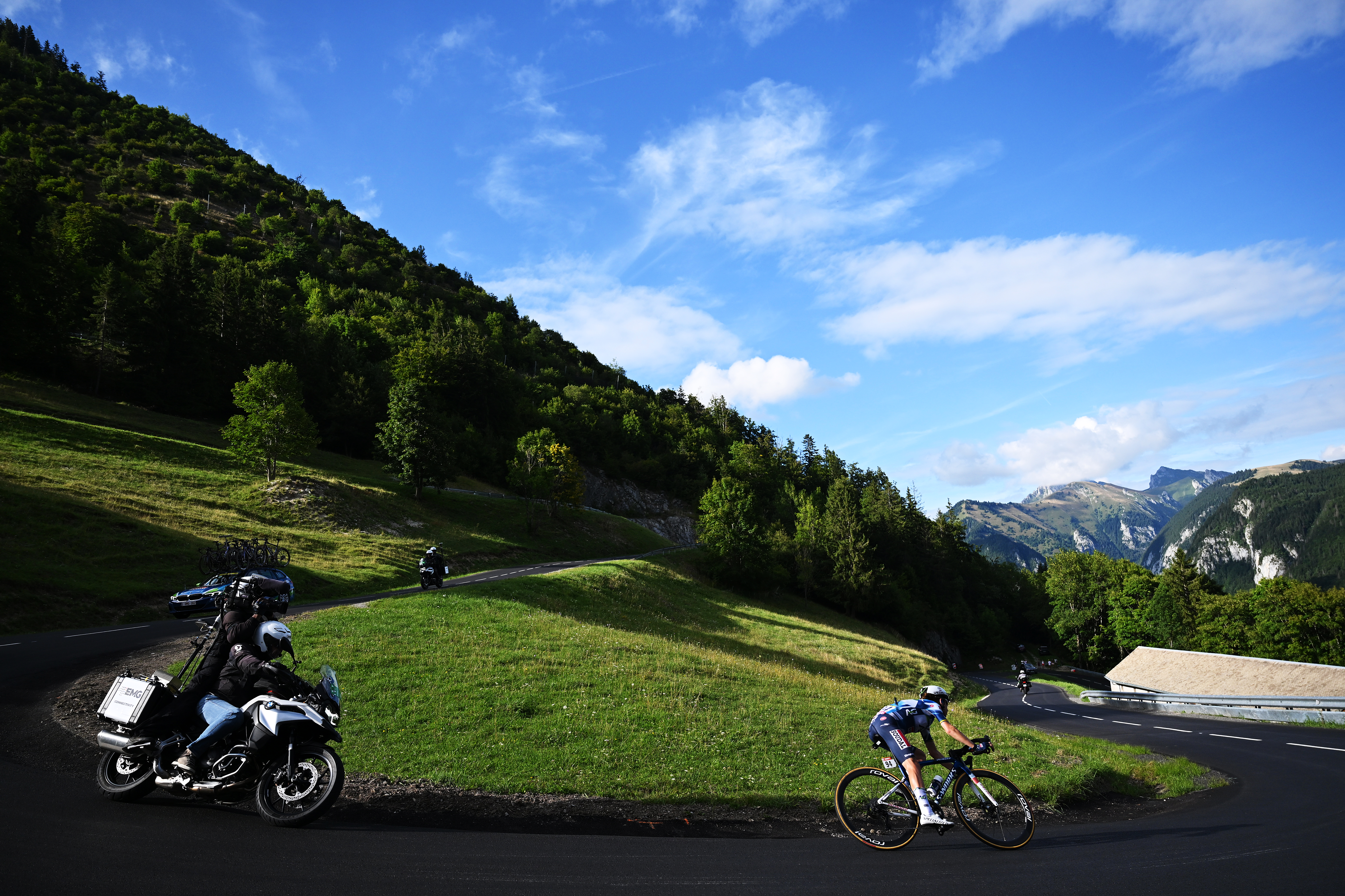 CHATEL LES PORTES DU SOLEIL, FRANCE - AUGUST 03: Sarah Gigante of Australia and Team AG Insurance - Soudal competes in the chase group climbing down the Col du Corbier (1237m) during the 4th Tour de France Femmes 2025, Stage 9 a 124.1km stage from Praz-sur-Arly to Chatel Les Portes du Soleilon 1298m / #UCIWWT / August 03, 2025 in Chatel Les Portes du Soleil, France. (Photo by Tim de Waele/Getty Images)