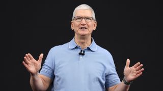 Tim Cook esittelee tuotetta Applen tilaisuudessa