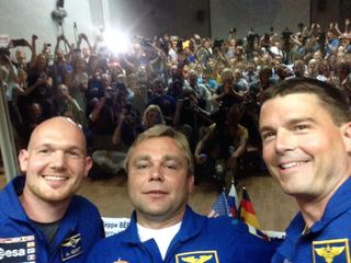 Expedition 40/41 Crew Tweets Selfie