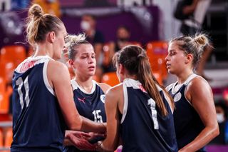 Russia's women's basketball team huddles