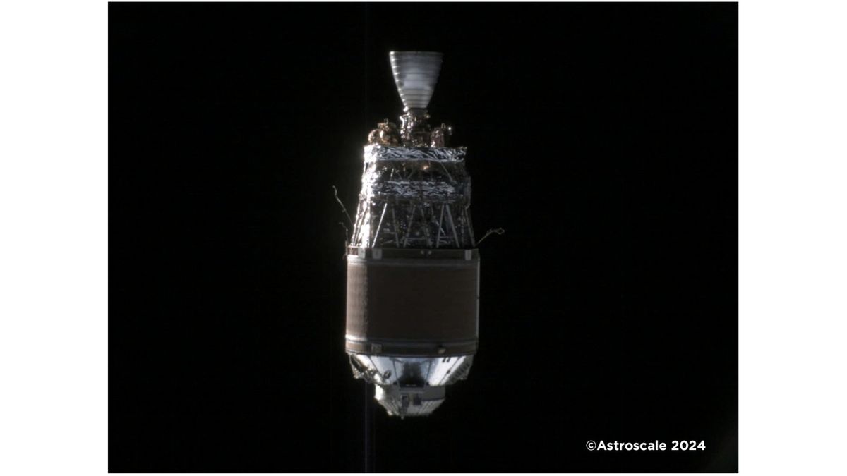 Een speciale inspectiesonde voor ruimtepuin houdt een afgedankte raket in een baan om de aarde nauwlettend in de gaten (foto)