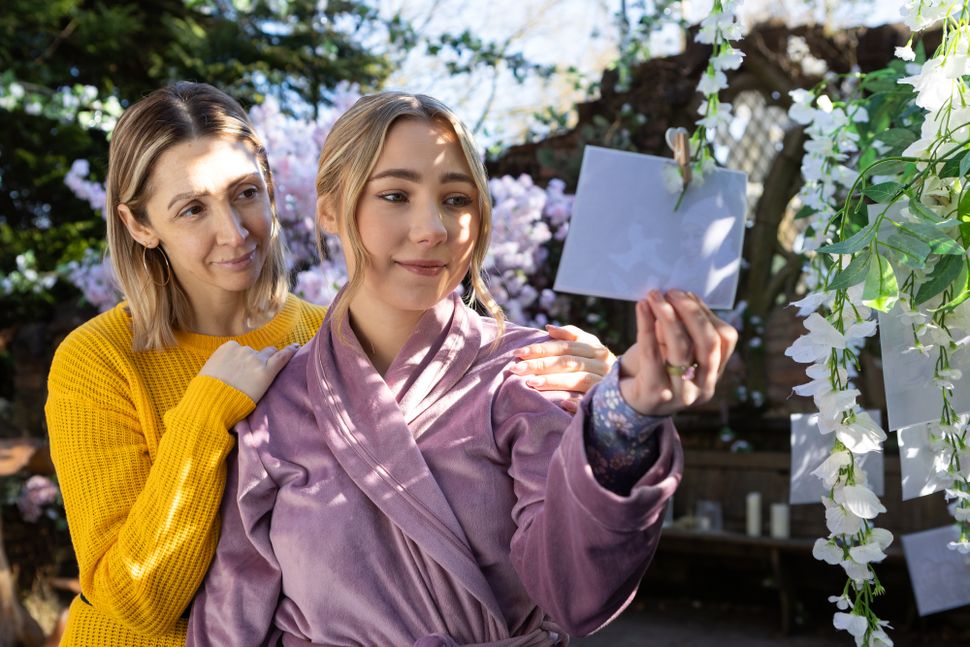 hollyoaks-spoilers-peri-lomax-reads-her-vows-to-juliet-what-to-watch