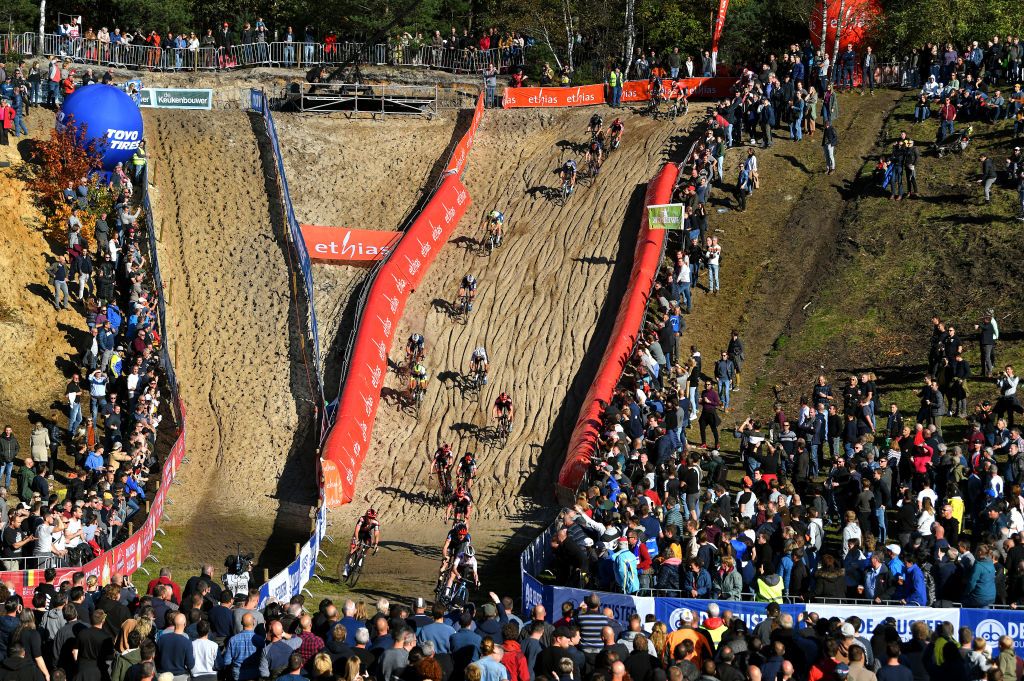 ZONHOVEN BELGIUM OCTOBER 24 A general view of the peloton competing at Zonhoven sand pit while fans cheer during the 25th Zonhoven UCI CycloCross Worldcup 2021 Mens Elite CXWorldCup UCIcyclocrossWC zonhoven on October 24 2021 in Zonhoven Belgium Photo by Luc ClaessenGetty Images