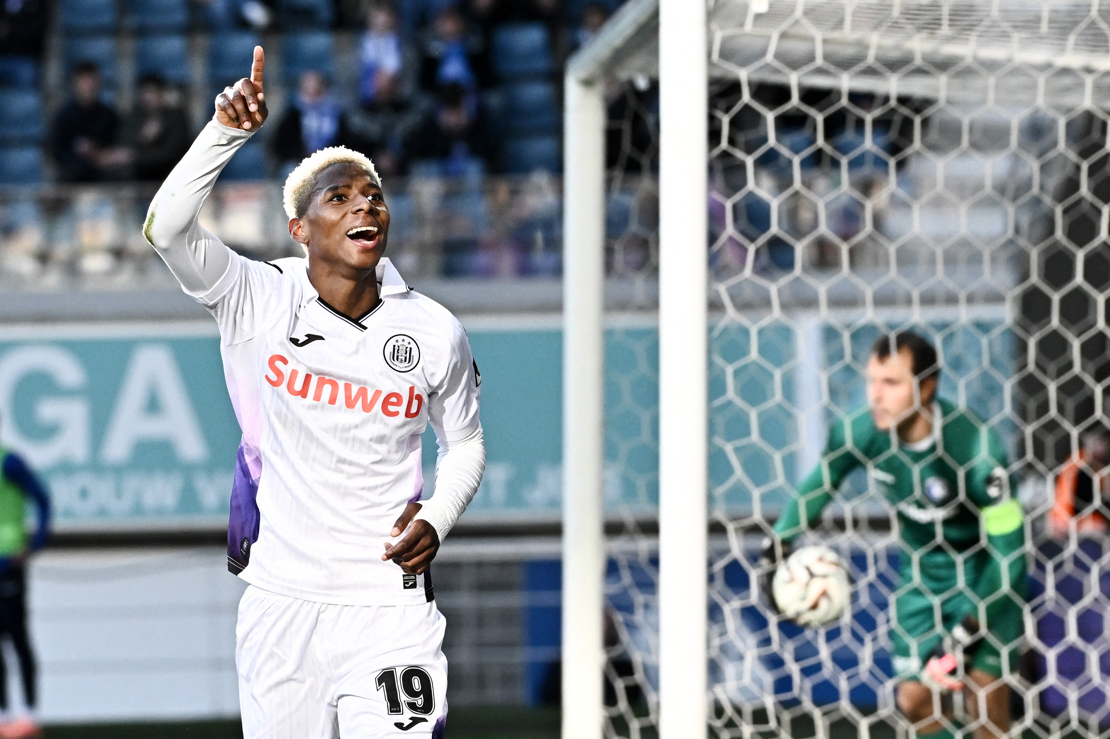 Anderlecht's Nilson Angulo celebrates after scoring the 1-2 goal during a soccer match between KAA Gent and RSC Anderlecht, Sunday 18 January 2026 in Gent, on day 21 of the 2025-2026 'Jupiler Pro League' first division of the Belgian championship. BELGA PHOTO MAARTEN STRAETEMANS (Photo by MAARTEN STRAETEMANS / BELGA MAG / Belga via AFP)