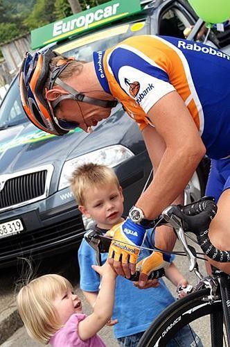 Daddy, what does this one do? Jan Boven's little ones give his bike the once over
