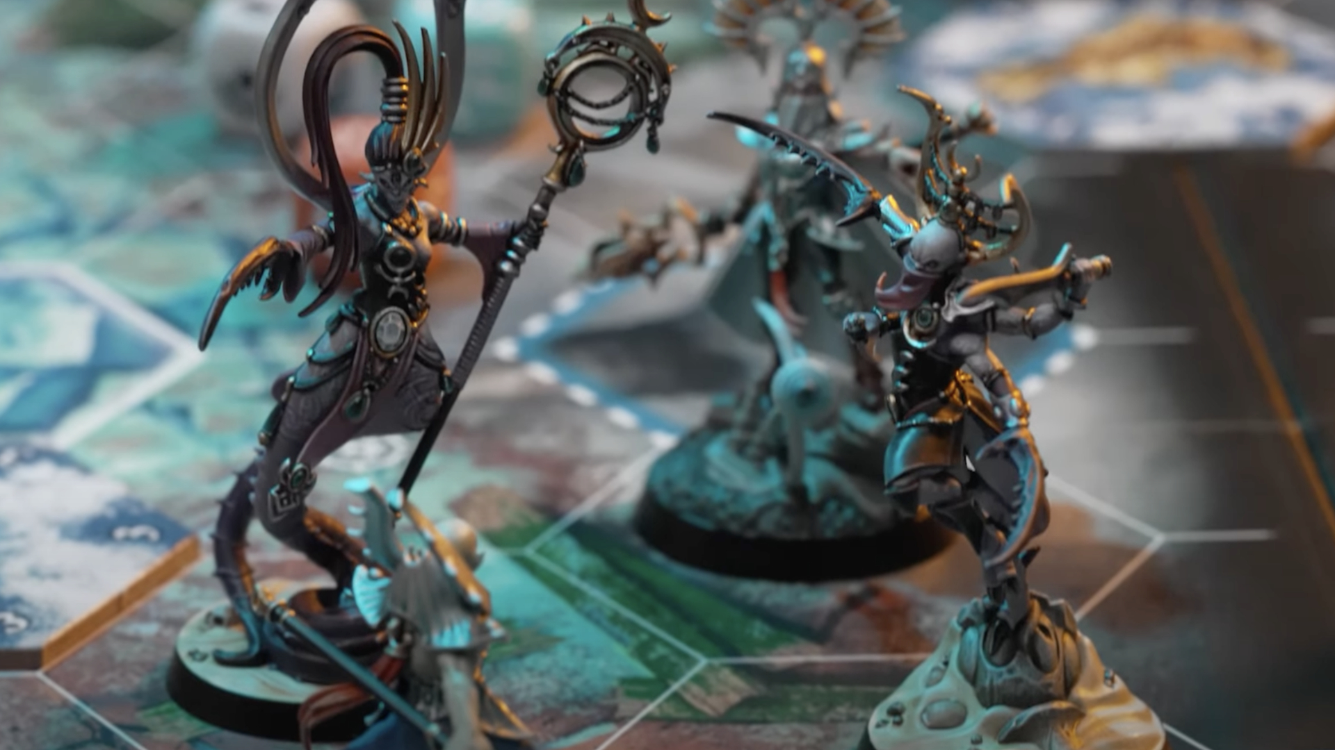 Dwa demony Slaanesha tłoczą się razem z Ioneth Deepkin za nimi na planszy Warhammer Underworlds: Deathgorge