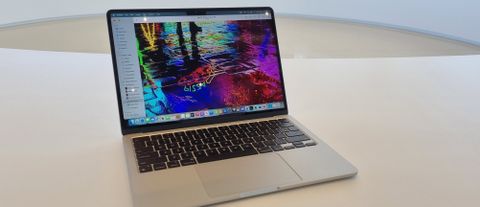 Bilde av nye MacBook Air (M2, 2022), tatt i Apple Park, Cupertino 