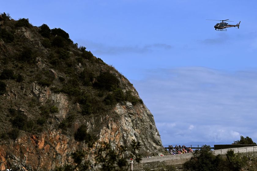 The peloton along the coast during Milan-San Remo