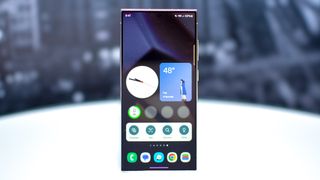 Samsung Galaxy S24 Ultra-startskærm med ur og vejr