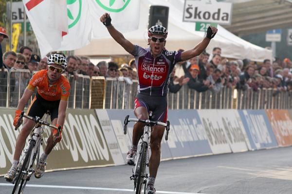 Philippe Gilbert (Silence-Lotto) won the Giro di Lombardia, out-sprinting Olympic road champion Samuel Sanchez (Euskaltel-Euskadi).