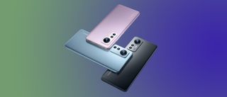 El Xiaomi 12 en sus tres colores disponibles: púrpura, azul y gris oscuro