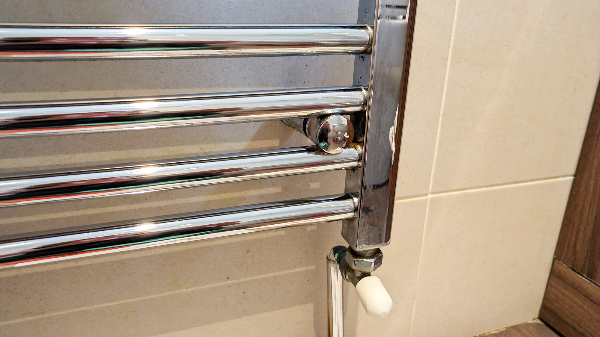 Towel radiator after ketchup and aluminum foil cleaning hack