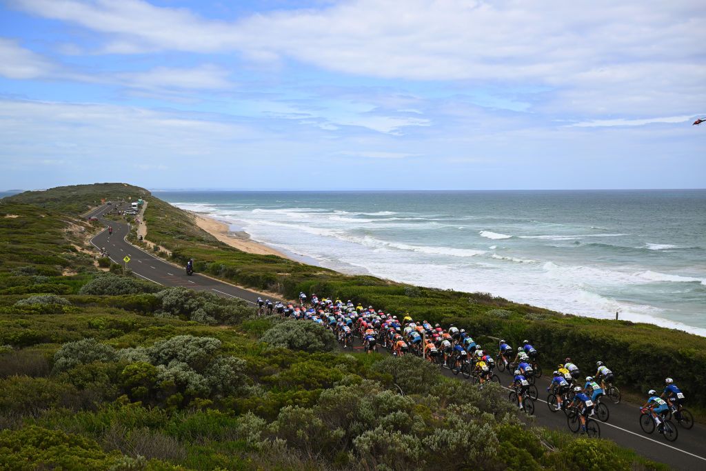 Peloton races along Thirteenth Beach
