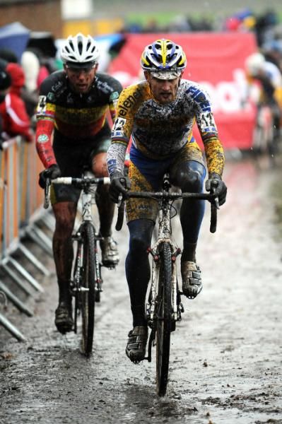 Bart Wellens (Telenet - Fidea) leads Sven Nys Sven Nys (Landbouwkrediet) early on.
